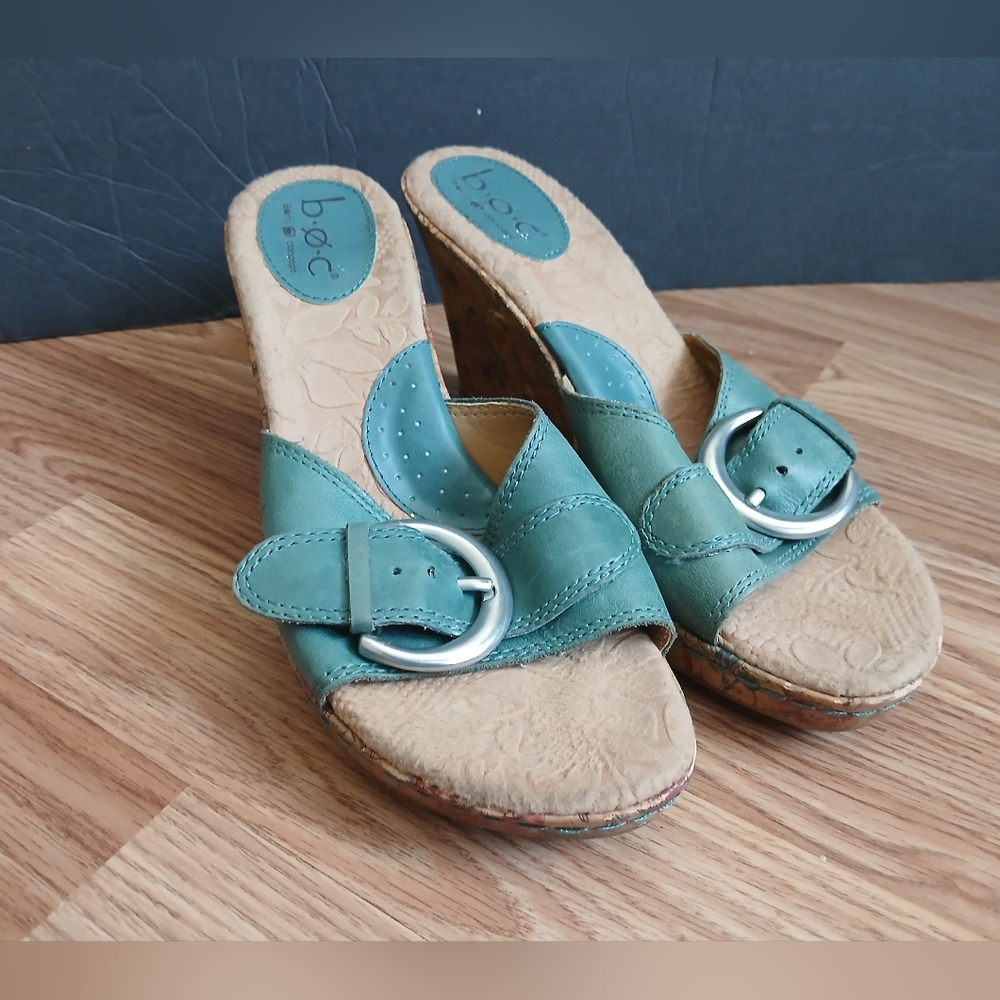 b.o.c. Women's Green Leather Wedge Sandals